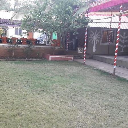 Nisarg Shrushti Farmhouse Hotel Poona Buitenkant foto
