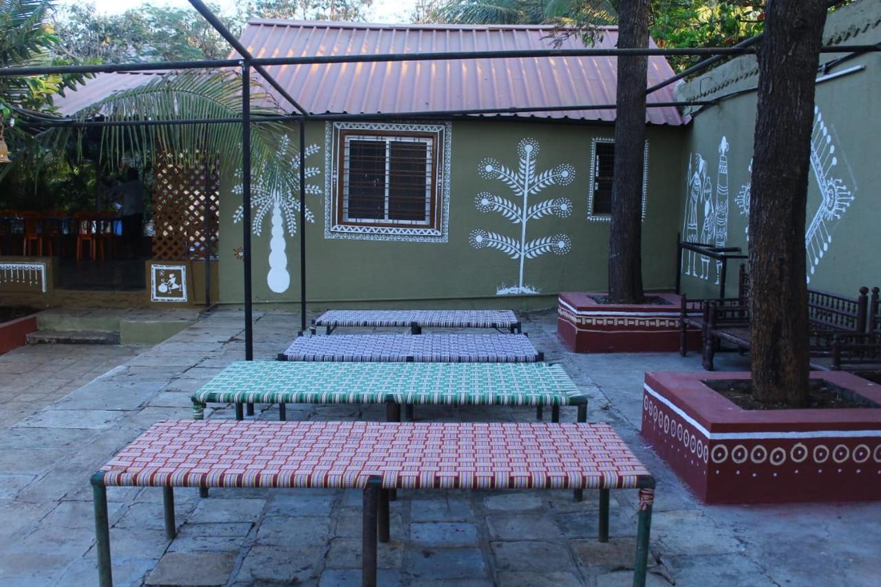 Nisarg Shrushti Farmhouse Hotel Poona Buitenkant foto